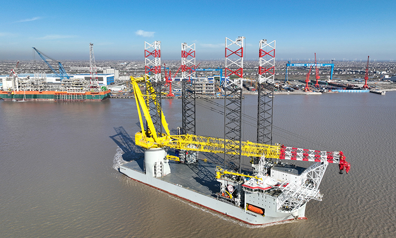 12月20日拍攝的交付起航的3000噸級自升式風電安裝船（無人機照片）。新華社發（許叢軍 攝）