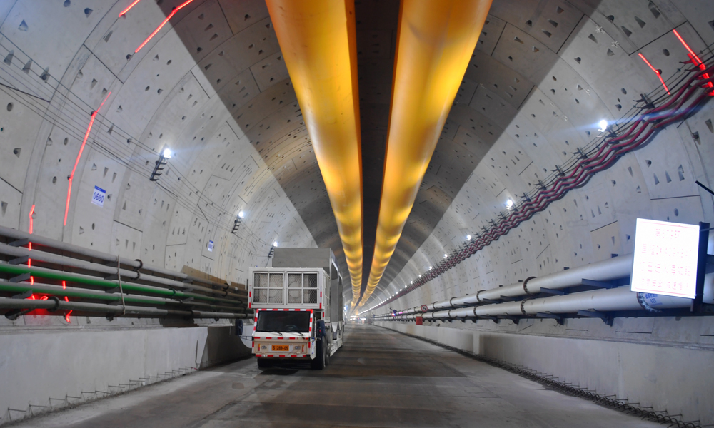 12月21日上午，由中國鐵建所屬中鐵十四局負責施工的廣州至湛江高速鐵路湛江灣海底隧道“永興號”盾構機成功穿越2500米湛江灣海域段，進入湛江主城區，標志著廣湛高鐵建設取得重要階段性勝利。圖為成型隧道湛江灣入海處。