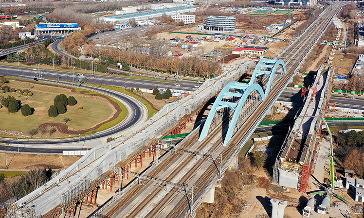 12月22日，中鐵十局的工作人員在對濟鄭高鐵跨濟南經十西路槽型梁進行合龍作業（無人機照片）。新華社記者 郭緒雷 攝