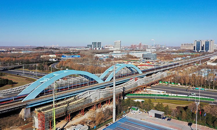 12月22日，中鐵十局的工作人員在對濟鄭高鐵跨濟南經十西路槽型梁進行合龍作業（無人機照片）。新華社記者 郭緒雷 攝