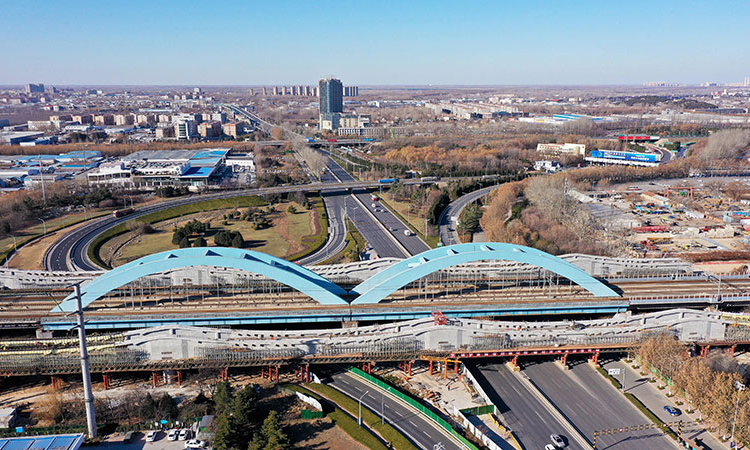 12月22日，中鐵十局的工作人員在對濟鄭高鐵跨濟南經十西路槽型梁進行合龍作業（無人機照片）。新華社記者 郭緒雷 攝