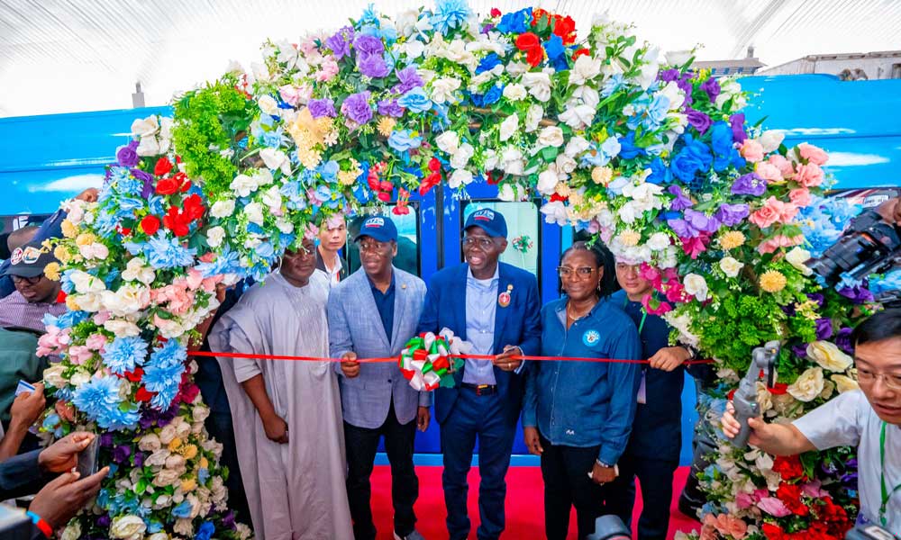 拉各斯輕軌跨lagoon湖高架橋是一座全長557米，水中部分占比超過百分之八十的海上橋梁，同時也是藍線輕軌的控制性工程。大橋地處大西洋入海口，面臨深水施工、海工混凝土施工、海底障礙物多等困難，同時受既有游輪碼頭影響，跨海大橋有效施工時間短，工期緊張。為破解長聯大跨、小半徑曲線、橫向風荷載下施工穩定性、深水施工等難題，建設者采用剛構連續梁形式跨越水面，與既有公路橋平行對孔布置，歷時一年零6個月實現輕軌跨海運行。圖為竣工儀式現場。