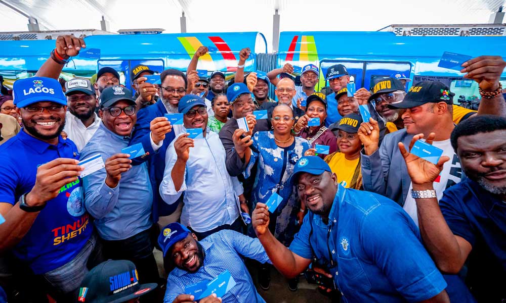 輕軌鋪設階段，建設者首次采用MATLAB仿真技術與現場結合的方式，提高了定測階段的準確性，減少了人工復測的時長，有效提升建設效率。依托現場實際，中國鐵建各參建單位積極開展科技創新研究，申報多項工法并獲得立項，發明多項專利技術，在國家級核心期刊發表十余篇技術研究和管理研究論文，科技成果收獲頗豐。圖為乘客打卡合影留念。