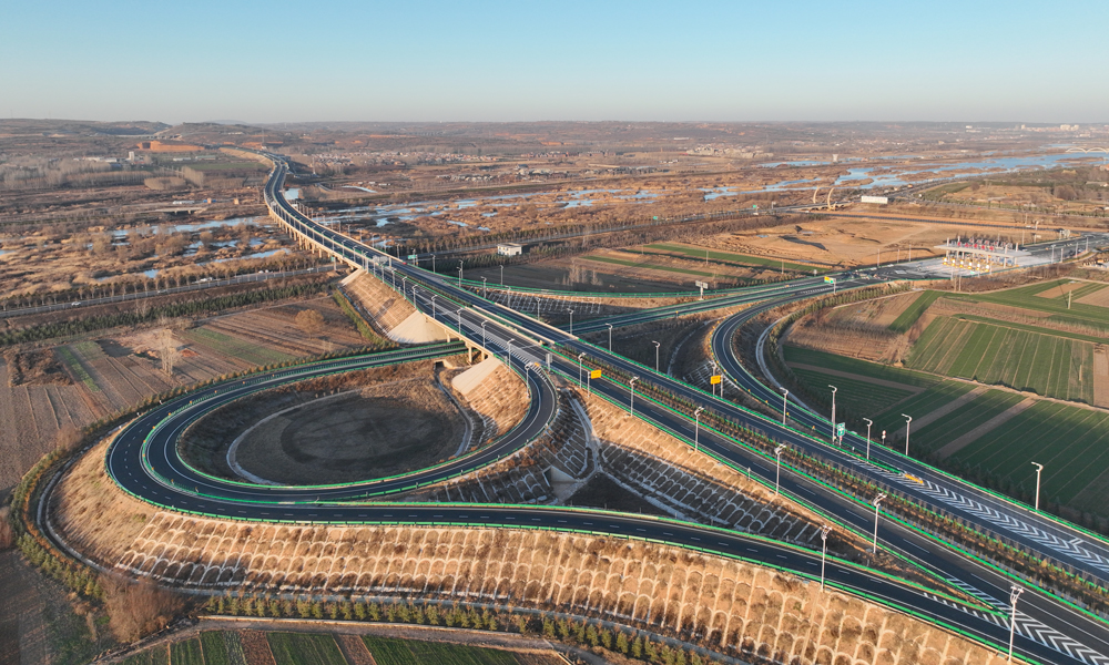 12月26日，中國中鐵投資建設的?連霍、二廣高速聯絡線河南新安至伊川高速公路正式通車。