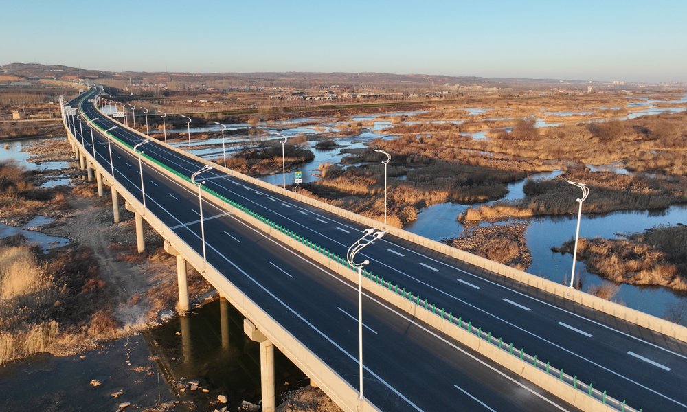 新伊高速作為河南省高速公路“雙千工程”和“13445工程”中引入央企投資的重點項目，在我國整個交通網絡中處于東西交匯、南北溝通的中樞地區。建成通車后，將推動洛陽第二外環高速取得突破性進展，實現洛陽西南方向連霍、洛盧、洛欒、二廣4條高速及多條國省道互聯互通、搭接成網，為帶動沿線區域經濟全面高質量發展提供了強有力的交通支撐，為洛陽“建強副中心、形成增長極”注入強勁新動能。