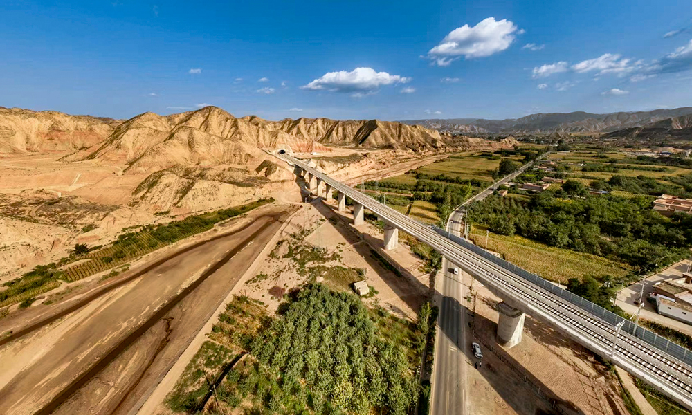 12月29日，由中國鐵建所屬鐵五院勘察設計，中鐵十一局、中國鐵建大橋局、中鐵十四局、中鐵十七局、中鐵二十局、中鐵二十二局、中鐵建設參建的銀（川）蘭（州）高鐵中（衛）蘭（州）段正式開通運營，我國西北地區再添快速客運大通道。圖為銀蘭高鐵寶臺山隧道段。