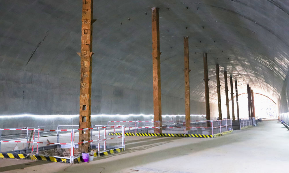 項目屬膨脹土層地帶，膨脹土遇水易膨脹變形、失水會收縮開裂、性質極不穩定，素有工程“攔路虎”之稱。建設團隊克服管線改遷復雜和綠化移栽量大等諸多困難，聘請第三方監測機構，在基坑開挖階段進行全天候24小時進行變形監測。經過426天“突擊戰”，順利完成主體結構圍護樁的施工。