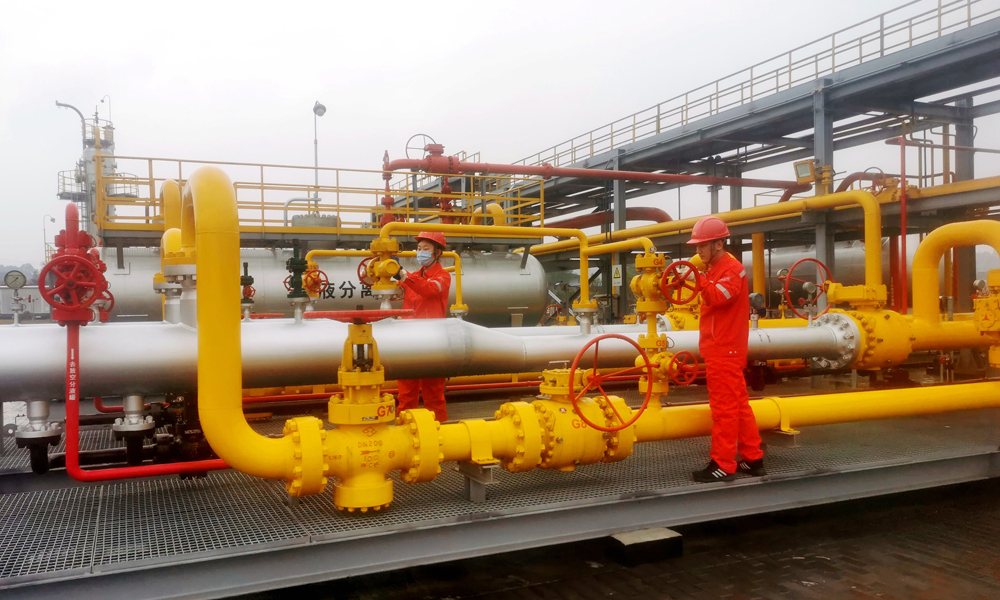 近日，西南油氣田重慶氣礦黃202中心站對各井站容易發生冰堵的點位加密巡檢，做到早發現早處理，確保天然氣正常輸送。員工清洗調壓閥，避免運行故障，吹掃導壓管里的雜物，保障計量的準確性。截至目前，黃202中心站日采氣量保持在60萬立方米，轄區用戶用氣平穩。圖為員工冒雨巡檢。