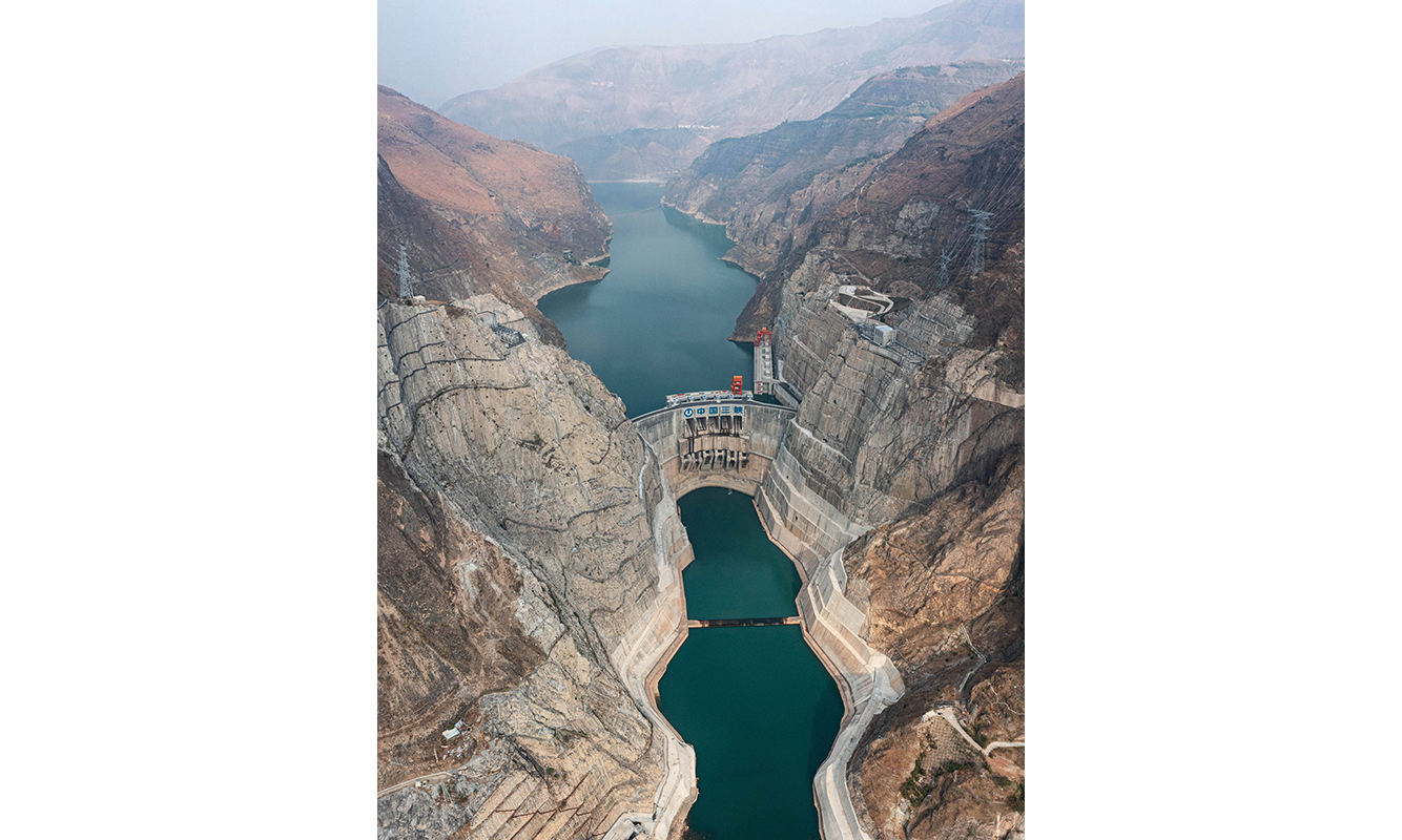 地跨四川省會東縣和云南省祿勸縣的烏東德水電站，該電站總裝機容量1020萬千瓦（無人機照片，1月3日攝）。新華社記者 江宏景 攝