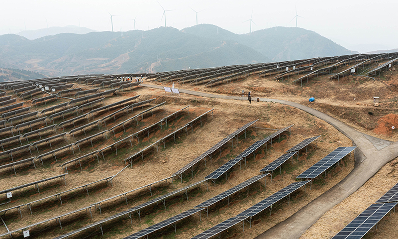 俯瞰雅礱江會理新能源有限責任公司黎州光伏電站發電場一角（無人機照片，1月2日攝）。新華社記者 江宏景 攝