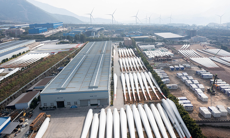四川省涼山彝族自治州德昌縣風電裝備制造產業園里，風電裝備整齊地擺放在東方電氣風電（涼山）有限公司內（無人機照片，1月2日攝）。新華社記者 江宏景 攝