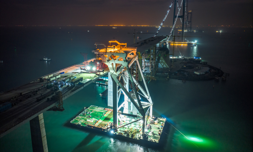 中鐵大橋局采用國內首創單體船型結構、全電力推進的海上架梁施工專用起重船“天一號”開展運架施工。該船最大起重量3600噸，最大起吊高度64米。結合深中通道箱梁超高、超重、超寬梁體等特點，中鐵大橋局研制了高適應度的一體式吊具，確保一艘船能架設全線非通航孔橋多種不同類型、規格的箱梁。