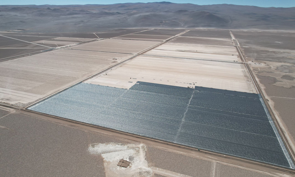 近日，隨著鹽水注入H51鹽湖蒸發池，中國中鐵旗下中鐵十局承建的阿根廷尤耶亞科鹽湖項目首個鹽湖蒸發池正式投入使用。H51鹽湖蒸發池容量達10億升，是尤耶亞科項目單體最大的鹽湖蒸發池。圖為項目施工現場。
