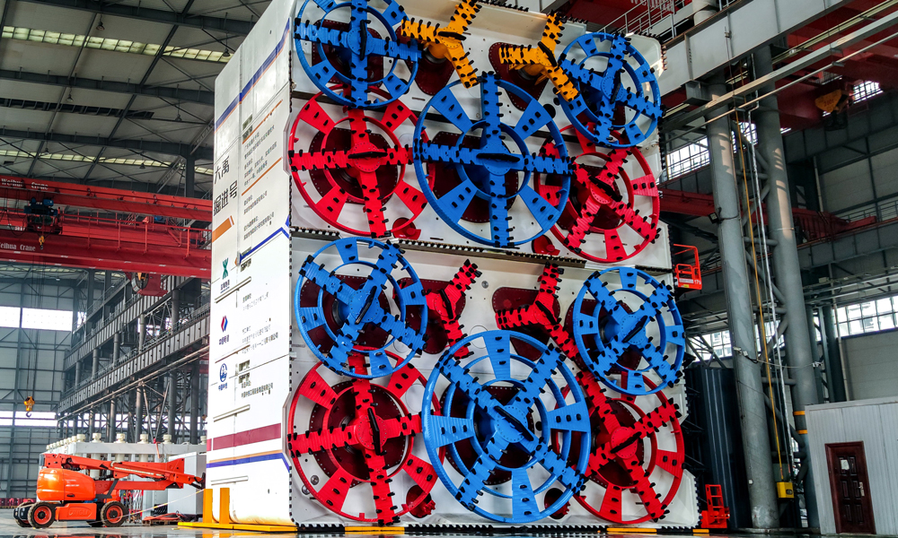 1月6日，中國中鐵旗下中鐵工業研制的世界最大斷面組合式矩形盾構頂管機“中鐵1179號”在鄭州中鐵裝備國家TBM產業化中心下線，這是我國在矩形頂管技術上的再次重大突破，進一步鞏固了我國在該領域的國際領先地位。