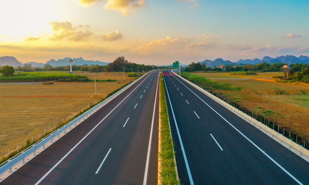 項目的順利通車完善了左右江革命老區公路網，將友誼關、憑祥、水口等3個國家一類口岸連成一體，對廣西融入“一帶一路”建設、服務中國—東盟自貿區建設、加快西部陸海新通道建設，統籌構建現代綜合交通運輸體系和提高應急保障能力具有重要意義。