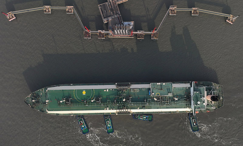 1月11日，一艘LNG船在拖輪的協助下向唐山港曹妃甸港區中石油液化天然氣接收站碼頭靠泊（無人機照片）。新華社記者 楊世堯 攝