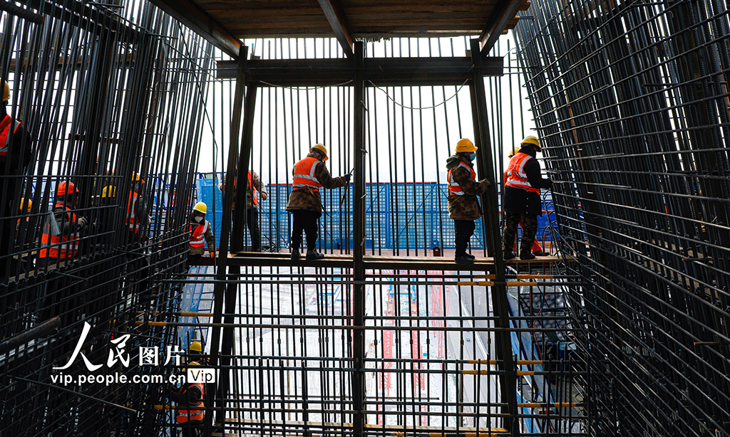 2023年1月16日，山東濟南黃河公路大橋擴建工程正在有序推進。由濟南城市建設集團投資、中交一公局集團承建的濟南黃河公路大橋擴建工程全長7.748公里，總投資95.81億元。徐舟 攝