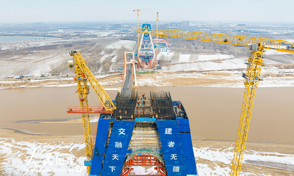 2023年1月16日，山東濟南黃河公路大橋擴建工程正在有序推進。由濟南城市建設集團投資、中交一公局集團承建的濟南黃河公路大橋擴建工程全長7.748公里，總投資95.81億元。徐舟 攝