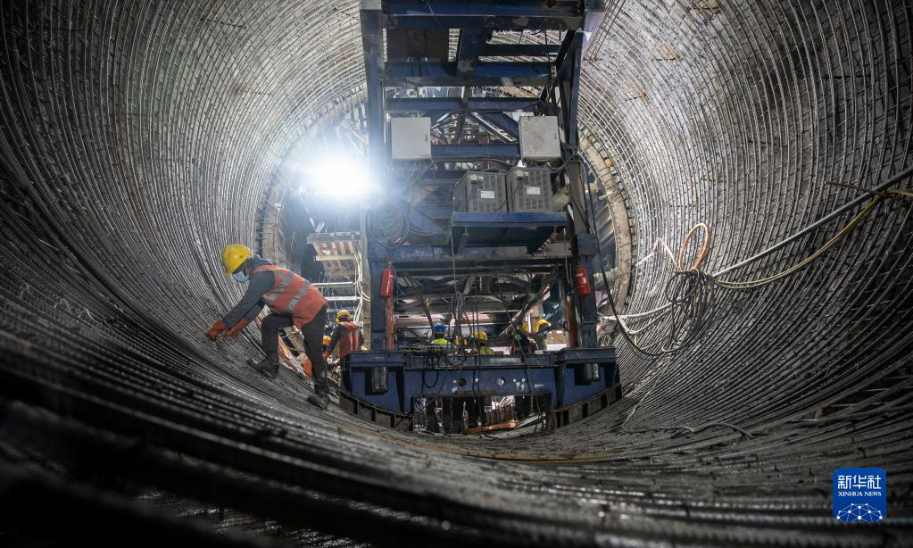 圖為2022年12月30日拍攝的尼泊爾塔納湖水電站建設現場。