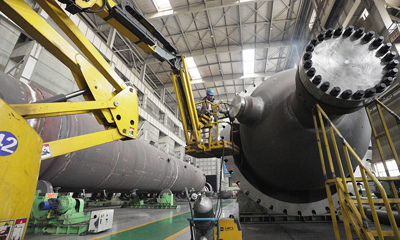 1月25日，工人在哈電集團哈爾濱鍋爐廠有限責任公司生產車間內作業。新華社記者 王建威 攝