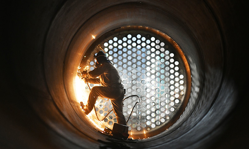 1月25日，工人在哈電集團哈爾濱鍋爐廠有限責任公司生產車間內作業。新華社記者 王建威 攝