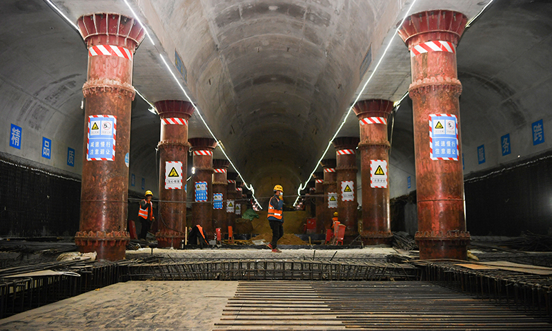 西安地鐵8號線是西安市軌道交通線網中的骨干線路。節日期間，西安地鐵8號線施工現場一派繁忙景象，建設者們堅守一線，搶抓工期，保障施工進度。圖為1月25日，中建三局西北公司工人在西安地鐵8號線建設項目工地施工。新華社記者 張博文 攝