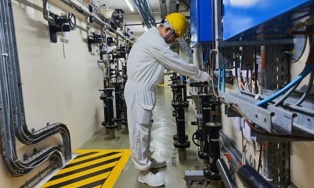 近日，中廣核的建設者鉚足干勁忙生產，有序推進各項目建設運行。圖為1月28日，大亞灣核電運行二部的運行技師在控制區配合主控執行除鹽床投運操作，確保機組狀態安全可控。