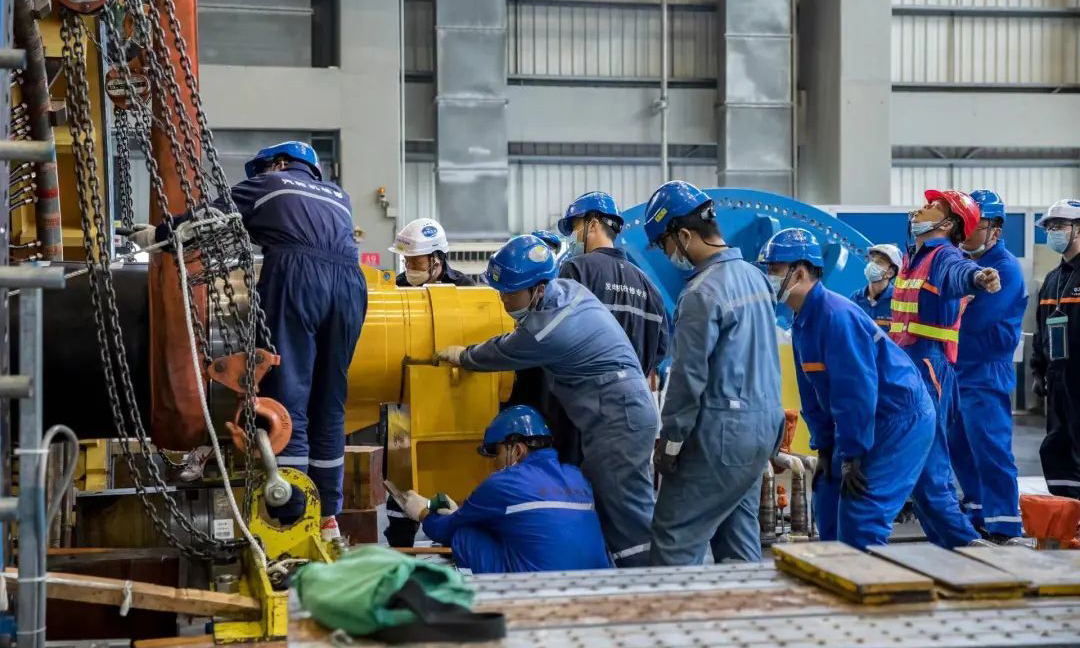 1月28日，陽江核電大修現場發電機抽轉子工作正如火如荼地開展著，在轉子起吊過程中，項目組工作人員緊密溝通，現場控制有序，最終將轉子順利安全抽出，為大修創優作出重要貢獻。 