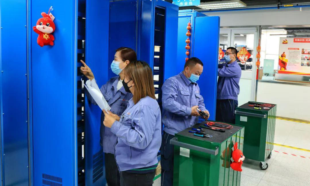 1月28日，在廣利核公司生產中心裝配集成大廳，工作人員開展太平嶺核電項目2號機組、三澳核電項目1號機組、田灣項目7號機組的機柜裝配工作。