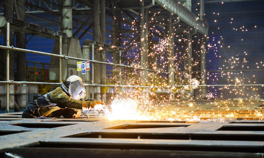 1月23日，海油工程青島建造場地甲板片預制現場，一名施工人員正在對焊縫進行氣刨清根。張永偉 攝