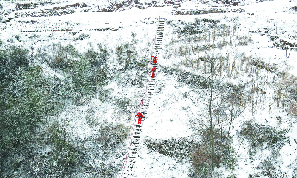 中國石化中原油田普光氣田是我國川氣東送的起點，也是川氣東送的主要氣源地之一。該公司強化風險防控和領導干部帶班，確保春節期間安全平穩供氣。圖為春節期間，采氣廠員工在風雪中巡線。