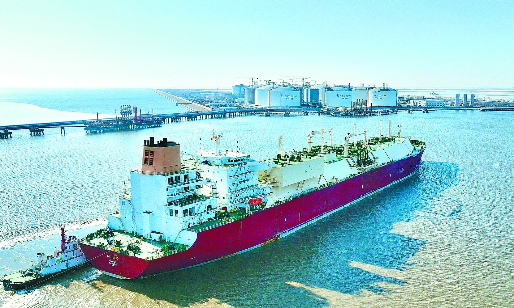 春節期間，中國石化天然氣生產、運輸、銷售企業干部員工堅守崗位，全力保障民生和工業用氣。1月25日，來自卡塔爾的“阿爾薩德”號LNG運輸船靠泊在中國石化天津LNG接收站1號泊位，接卸的9.1萬噸LNG可滿足800多萬戶家庭1個月需求，為京津冀地區溫暖過冬備足“底氣”。圖為靠泊現場。