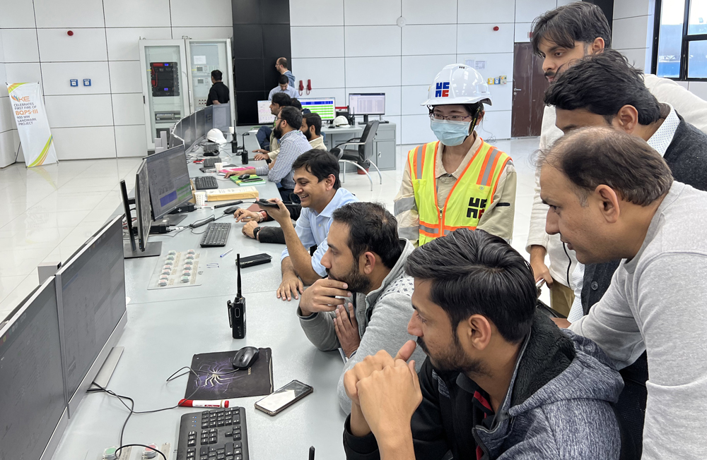 近日，在巴基斯坦濱佳勝三期項目現場，為調整出執行2號機組勵磁試驗規定的有功功率和無功功率，工作人員配合調度指示，認真操作主變壓器分接、實時觀察電網參數變化。最終，經多次細微調整，順利達成操作目標，完成試驗項目。