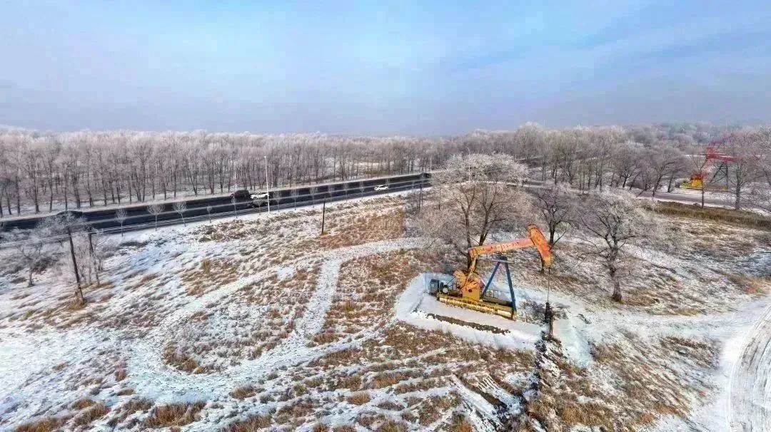 近日，中國石油下屬企業單位生產經營亮點紛呈。2023年以來，大慶油田錨定“原油3000萬噸穩產”，以“起步即加速、開局即沖刺”的狀態，加快增儲上產步伐。1月份，大慶油田生產原油253.39萬噸，生產天然氣5.39億立方米，同時加快推進U型井地熱等新能源項目。殷定斌 攝