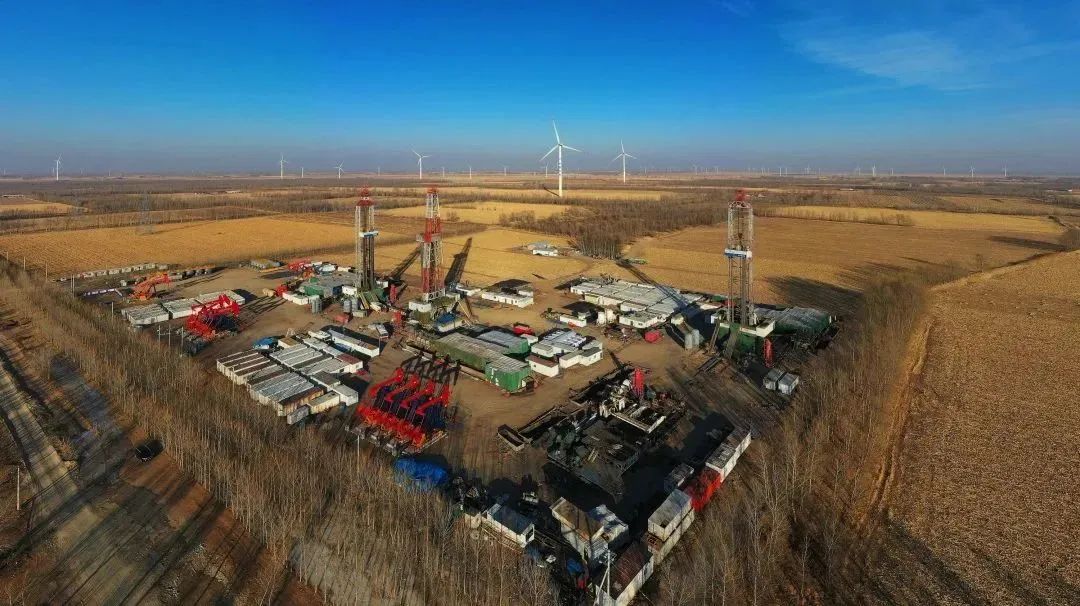 開年以來，遼河油田努力克服低溫寒潮和去年洪澇災害后續影響，深挖老井潛力，加快新井投產，推動油氣產量實現逆勢增長。1月份，遼河油田平均日產油27102噸，日產氣249萬方，全月累計生產原油84.01萬噸，均超月度計劃線運行，油氣生產實現高起點起步。陳允長 攝