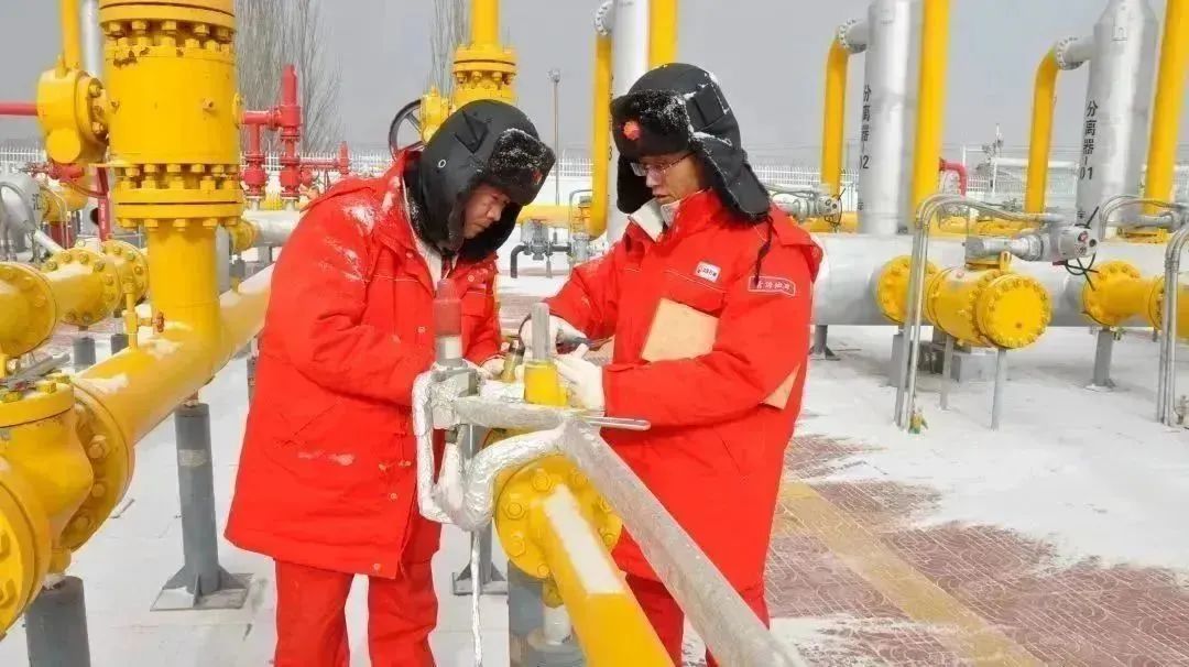 近日，青海油田干部員工全力以赴克服冬季嚴寒天氣影響，加強產量動態監控，做好防凍保溫工作。1月份，青海油田油氣產量分別完成年度計劃的8.49%、9.53%，實現了油氣開發平穩起步。星靜 攝