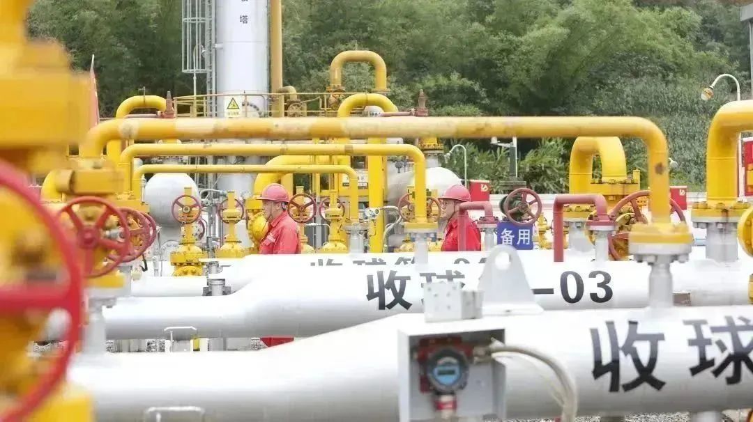 近日，浙江油田圍繞黃金壩、紫金壩、云山壩、蘇北等主力油氣田，樹立“效益開發”理念，以“技術提產、管理提效”為主線，推進穩產上產。1月份，浙江油田生產天然氣1.65億立方米，生產原油1706.8噸，在計劃指標線以上運行。陳旭 攝