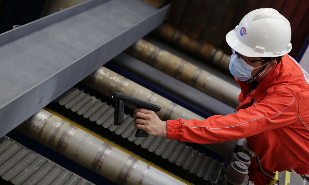 2月15日，43名“海上美容師”正在給渤中29-6油田平臺“穿新衣”，粉刷，反復陰干，打磨，再涂上五彩斑斕的色彩……這是我國首個海洋油氣裝備“智能制造”項目——渤中29-6油田開發項目的尾項工作，該項目已進入投產倒計時。