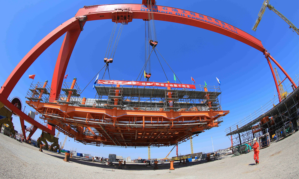 隨著項目生活樓作為最后一個結構單通過SPMT（自行式模塊運輸車）完成裝船，項目就此結束全部陸地建造工作，它的投產節點日益臨近。圖為900噸龍門吊吊起渤中29-6項目甲板片。