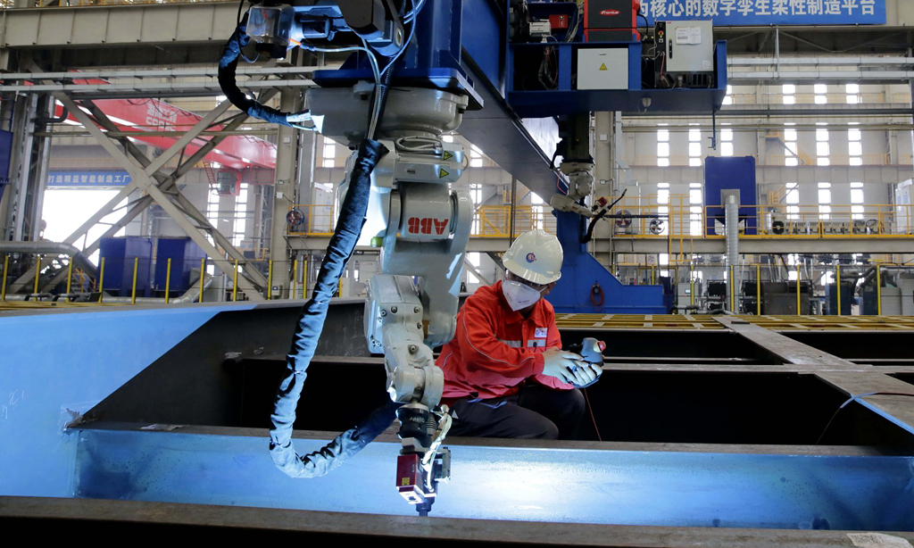 在預舾裝場地，有限天津分公司項目質量工程師嘗到了“一體化”的甜頭：“一體化創造了各專業同步聯合檢驗的條件，不僅有利于現場溝通，還能統籌梳理檢驗進度，倒推施工順序，提前釋放隱蔽工程。”據統計，聯合檢驗降低了隱蔽工程的返工和交叉作業，油漆破損率降低70%，檢驗效率提高30%。圖為工作人員操作機器人進行焊接作業。