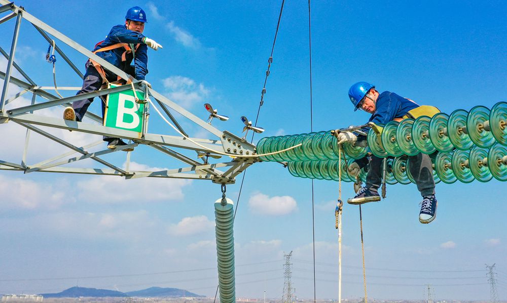 2月14日，安徽六安供電公司工作人員在220千伏蓼揮線1號塔更換絕緣子串。