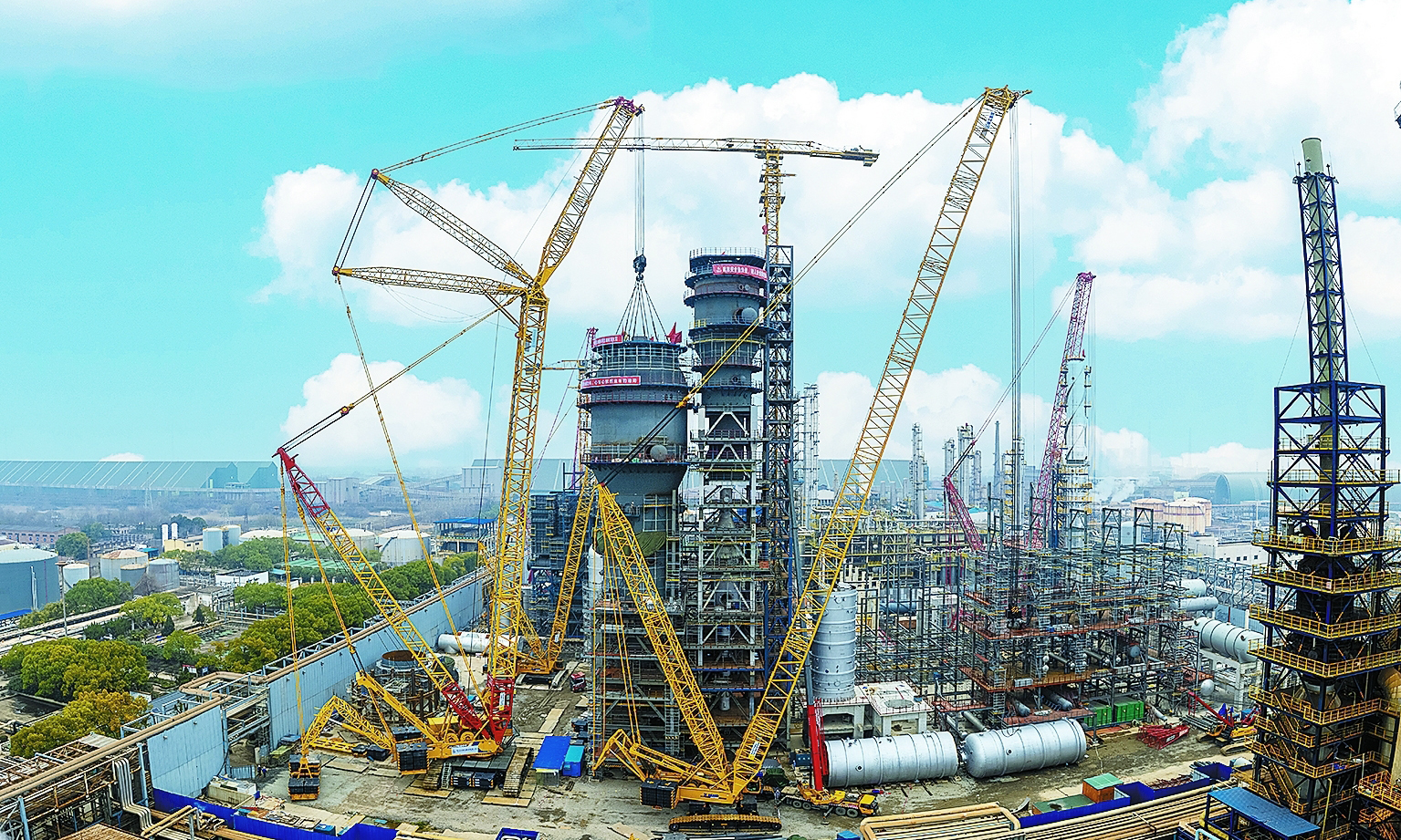 開局即決戰，起步即沖刺。新春伊始，中國石化的建設者搶抓施工節點，奮力推進項目施工進度。近日，中國石化中韓石化新建280萬噸/年催化裂化裝置的再生器封頭由五建公司吊裝就位。該裝置是中韓石化煉油結構調整項目的主體裝置，投用后將提升該公司重質原油加工能力，增加化工原料產量。圖為催化裂化裝置施工現場。