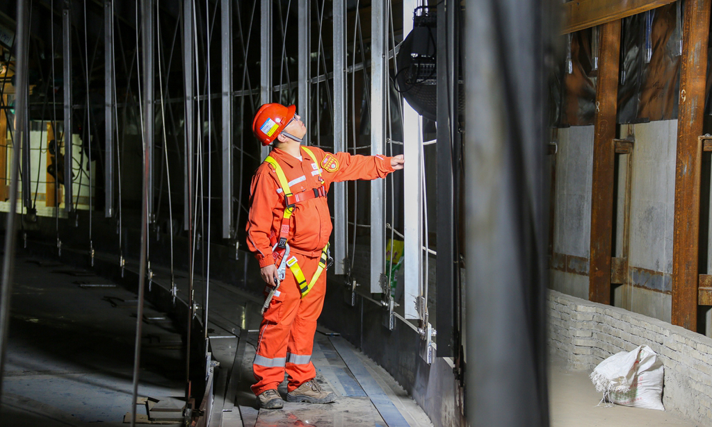 頂層技術同樣離不開底層設計。坐落在金灣之畔的“氣墩墩”體型龐大，而現場基巖表面傾斜角度同樣巨大，造成立在巖面上的樁長變幅最大差63米，因而面臨樁基荷載不平均容易沉降的風險。項目團隊采用中國海油CGTank?研發的“變剛度協調設計群樁基礎”技術，使發生局部破壞和失穩概率大大下降，讓“氣墩墩”在創新技術呵護中“茁壯成長”。