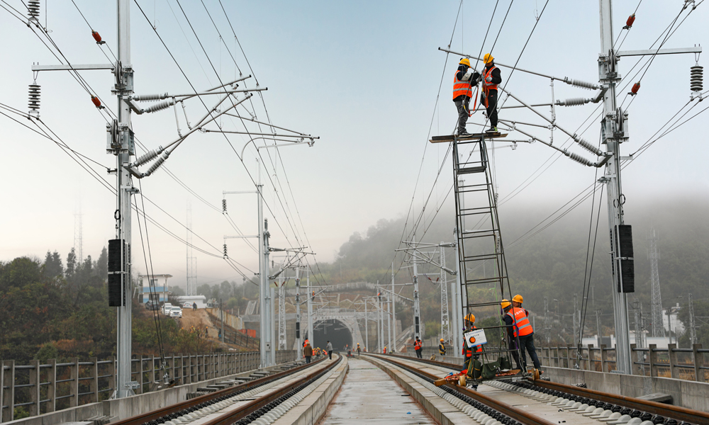 2月16日，中國中鐵參建的貴南高鐵全線進入靜態驗收階段，通車后將成為貴州、廣西首條設計時速350公里的高速鐵路。圖為工作人員進行接觸線精調。