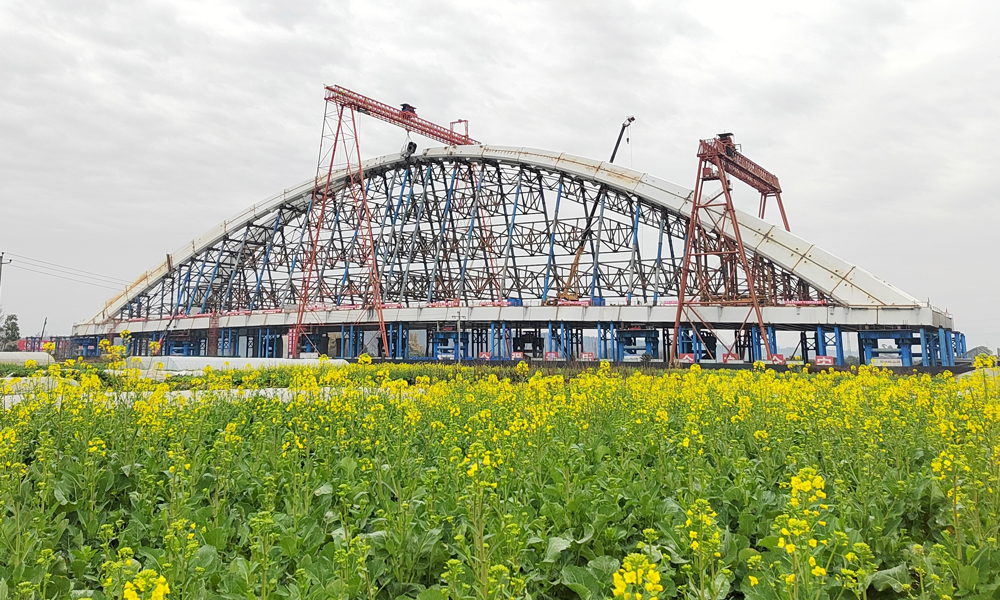 2月12日，中國中鐵參建的四川綿陽科技城涪江大橋主橋拼裝工作全部完成，正式進入河道內頂推施工階段，建成后大橋單跨帶拱頂推重量和頂推距離將刷新全國同類型橋梁施工紀錄。