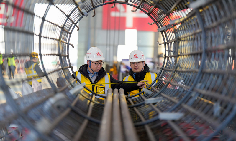 2月25日，在雄忻高鐵雄保段一標段鋼筋加工場內，中鐵電氣化局的施工人員檢測鋼筋質量。新華社記者 牟宇 攝