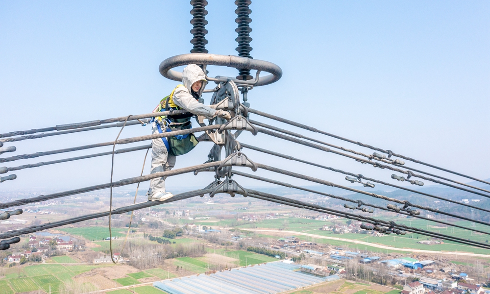 檢修期間，電力檢修人員將對223檔線路進行綜合性檢查，對10組復合絕緣子串進行憎水性檢測，另外還將進行耐張壓接管金屬探傷檢測、自爆玻璃絕緣子更換、耐張線夾溫度異常缺陷消除等工作。圖為2月20日，國家電網檢修人員檢查B相絕緣子線夾螺母。