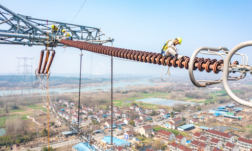 2月20日，國家電網檢修人員開展缺陷絕緣子更換準備工作。