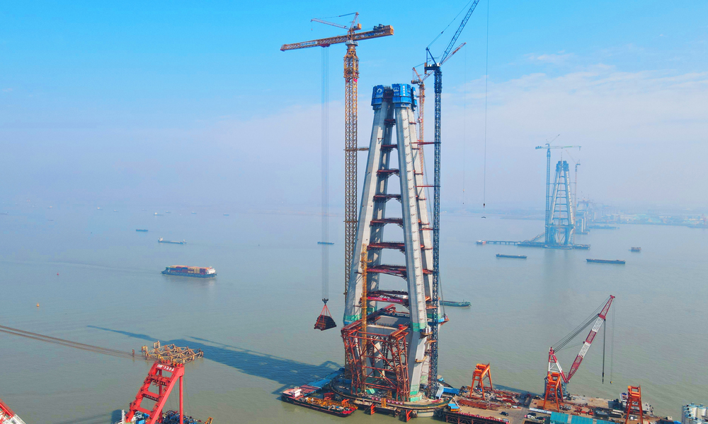 2月28日上午，附著在常泰長江大橋6號主塔西側的XGT15000-600S塔機順利通過江蘇省特檢院常州分院組織的動載試驗，標志著全球最大水平臂上回轉自升式塔式起重機投入到世界最大跨度公鐵兩用斜拉橋——常泰長江大橋建設中。