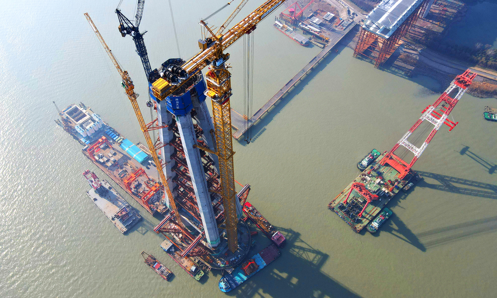 該塔機由中國中鐵旗下中鐵大橋局聯合機械制造單位為常泰長江大橋量身定制，將服務于大橋6號主塔上塔柱施工，解決工程吊裝構件重、施工高度高、作業跨度大等施工難點。目前，塔機已升高到250米，其后會隨著設計總高352米的主塔施工逐漸升高，至主塔封頂時，塔機將升至379米，這也將刷新橋梁領域塔機施工高度紀錄。